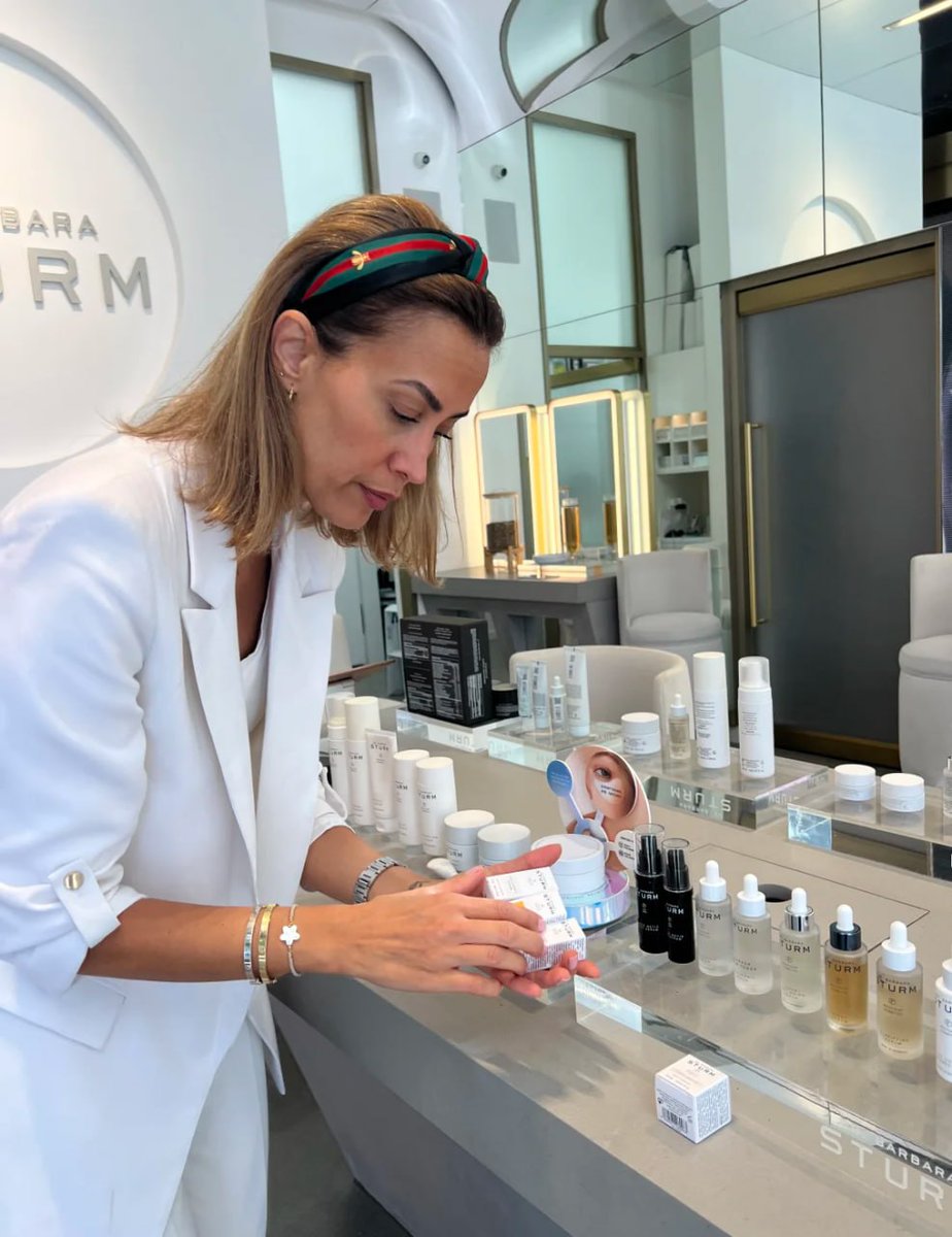 ElizaDavis0201's tweet image. Science meets skincare.
Exploring the luxury skincare world with Dr. Barbara Sturm.
Healthy skin starts with the right care. ✨
#DrBarbaraSturm #LuxurySkincare #SkinHealth #MedicalSkincare #SkincareRoutine #GlowSkin