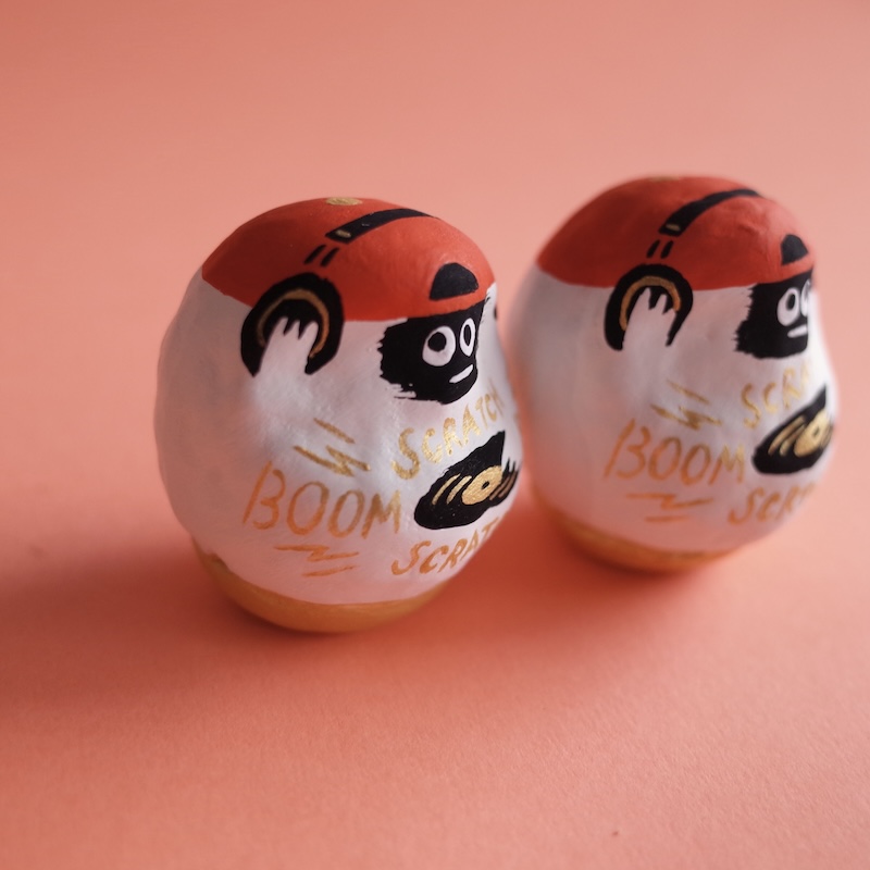 otome_kanazawa's tweet photo. ハッチさんが絵本を描かれました！『ひらめけ！もんモン』宮城県栗原市に500棟以上残ると言われる長屋門。カフェなどに活用されているそうです。
ミニだるまを陳列しました。コーヒー豆、おでん、LuckyにDJ、それから久々の月うさぎとイエティ、I♡NOTOや季節外れのサンタも！
https://t.co/Rwe1mXprcy https://t.co/2SbjVegpd0