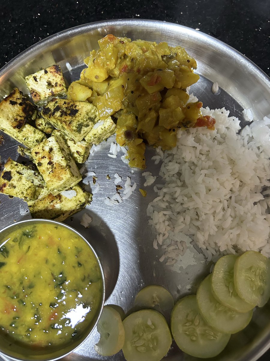 NagavidyaR's tweet photo. One of these days, my dinner will look like this after 🏋️‍♀️, 🏊‍♀️ and 🚶‍♀️.  

Of course, I had a little bhel puri from the kids' snacks (tasting 😜).
#Liftweights #Swim #Relax #JustDo #FeelAccomplished #Fitness #StayActive https://t.co/LJwt3o2FGv