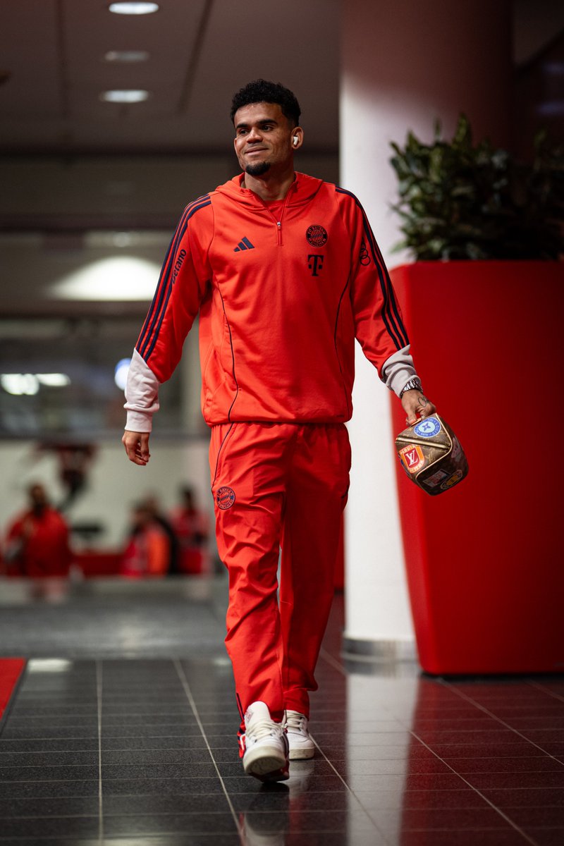 FCBayernES's tweet photo. 🇨🇴 Hoy tocó escuchar a Diomedes con los audífonos inalámbricos 🎧 https://t.co/b8f3HC9tLJ