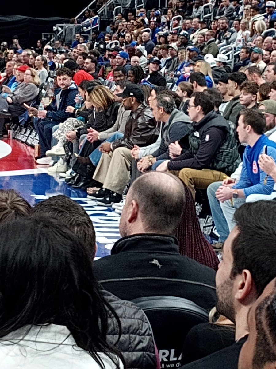 DerrickS2's tweet image. Sitting Court Side At The Pistons vs Grizzlies Game. 313 Day #detroitbasketball #CureInsurance