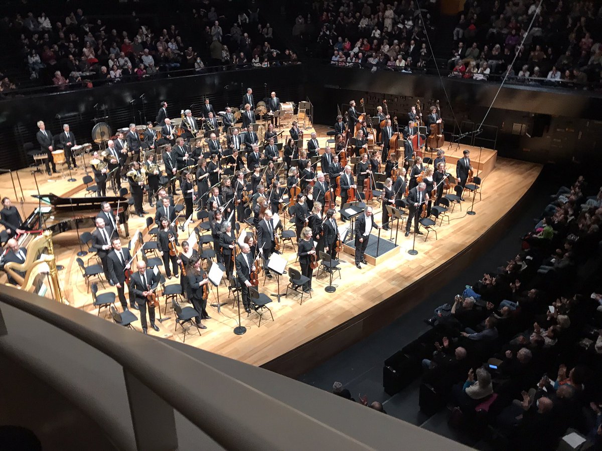 Immense Tugan Sokhiev 🥰 dans un Petrouchka vif, joyeux, dansant, faisant tout entendre avec une incroyable maîtrise ! <a href="/PhilharRF/">Orchestre Philharmonique de Radio France</a> en pleine forme 🙏 et tellement mieux sonnant qu’à la <a href="/philharmonie/">Philharmonie de Paris</a> Quel chef 🤩👏🥰 désormais sans baguette 🤨