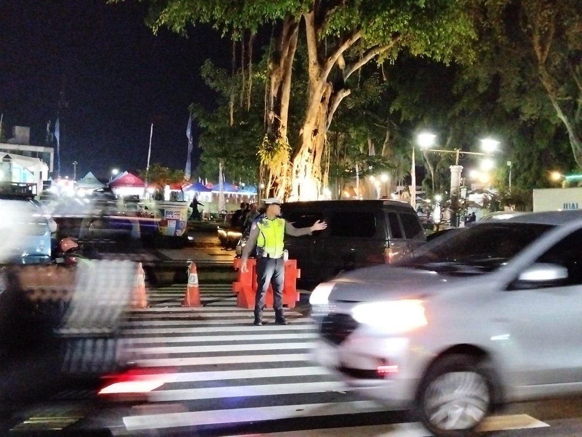 BFuziani's tweet photo. Kehadiran Pospam Shopping menjadi wujud nyata Polri dalam menjaga keamanan, kenyamanan, dan kelancaran selama momentum Ramadan dan Lebaran. https://t.co/jJHGHGtLhQ