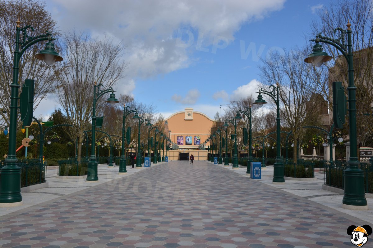 DLPWorks's tweet image. [Live] 🌳🤩 First visit on Adventure Way!!

➡️ Our first stop begins with the new central avenue of #DisneyAdventureWorld: Adventure Way!
➡️ The avenue features several types of street furniture (themed benches, trash cans and planters), but also:
➖ Elegant arch structures with