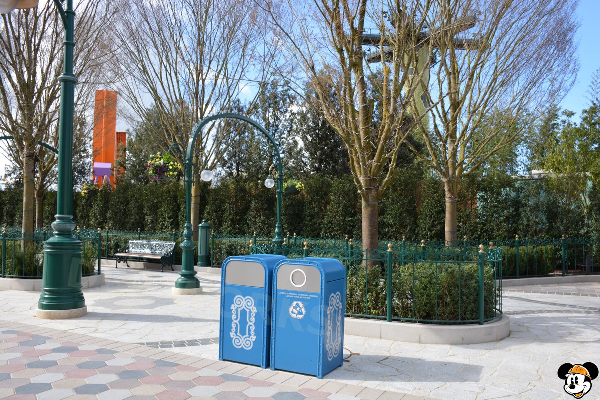 DLPWorks's tweet image. [Live] 🌳🤩 First visit on Adventure Way!!

➡️ Our first stop begins with the new central avenue of #DisneyAdventureWorld: Adventure Way!
➡️ The avenue features several types of street furniture (themed benches, trash cans and planters), but also:
➖ Elegant arch structures with