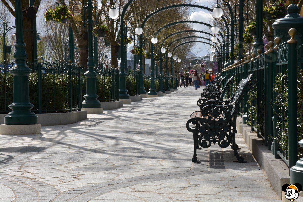 DLPWorks's tweet image. [Live] 🌳🤩 First visit on Adventure Way!!

➡️ Our first stop begins with the new central avenue of #DisneyAdventureWorld: Adventure Way!
➡️ The avenue features several types of street furniture (themed benches, trash cans and planters), but also:
➖ Elegant arch structures with
