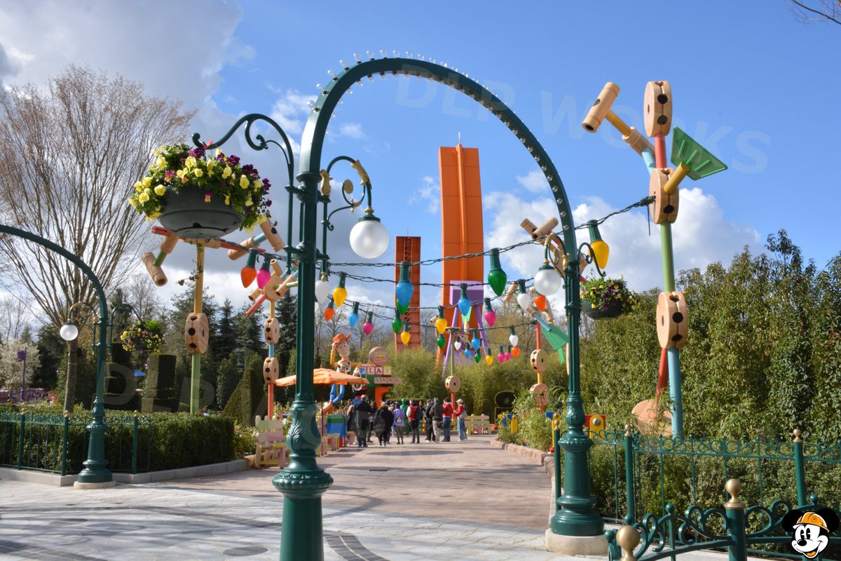 DLPWorks's tweet image. [Live] 🌳🤩 First visit on Adventure Way!!

➡️ Our first stop begins with the new central avenue of #DisneyAdventureWorld: Adventure Way!
➡️ The avenue features several types of street furniture (themed benches, trash cans and planters), but also:
➖ Elegant arch structures with
