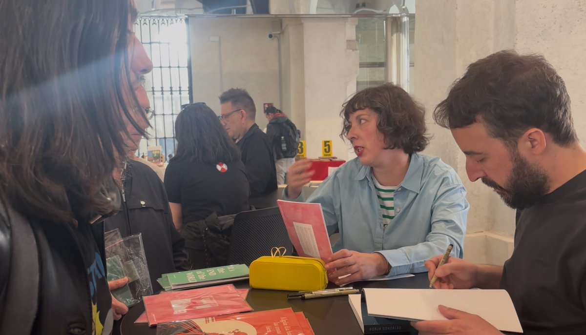 SangreTano's tweet photo. Día intenso en @Hispacomic. Me ha firmado Borja González y le he enseñado mi cómic a la gentecilla. 

Próximamente, la crónica en mi canal. https://t.co/wgVLmesYHk