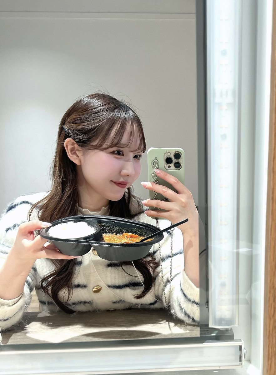 ai__qoo's tweet photo. 今年も受付をさせていただきました💁‍♀️
参加者の皆様のクオリティが高すぎて
毎回楽しみにしているんです✨
至らぬ点もございましたが優しい参加者様ばかりで本っ当に救われました❤︎
ありがとうございました😭🙏
キッチンカーのカレー、
とっても美味しかったです🍛
@force_summit 
#フォースサミット https://t.co/1KImt8QGld