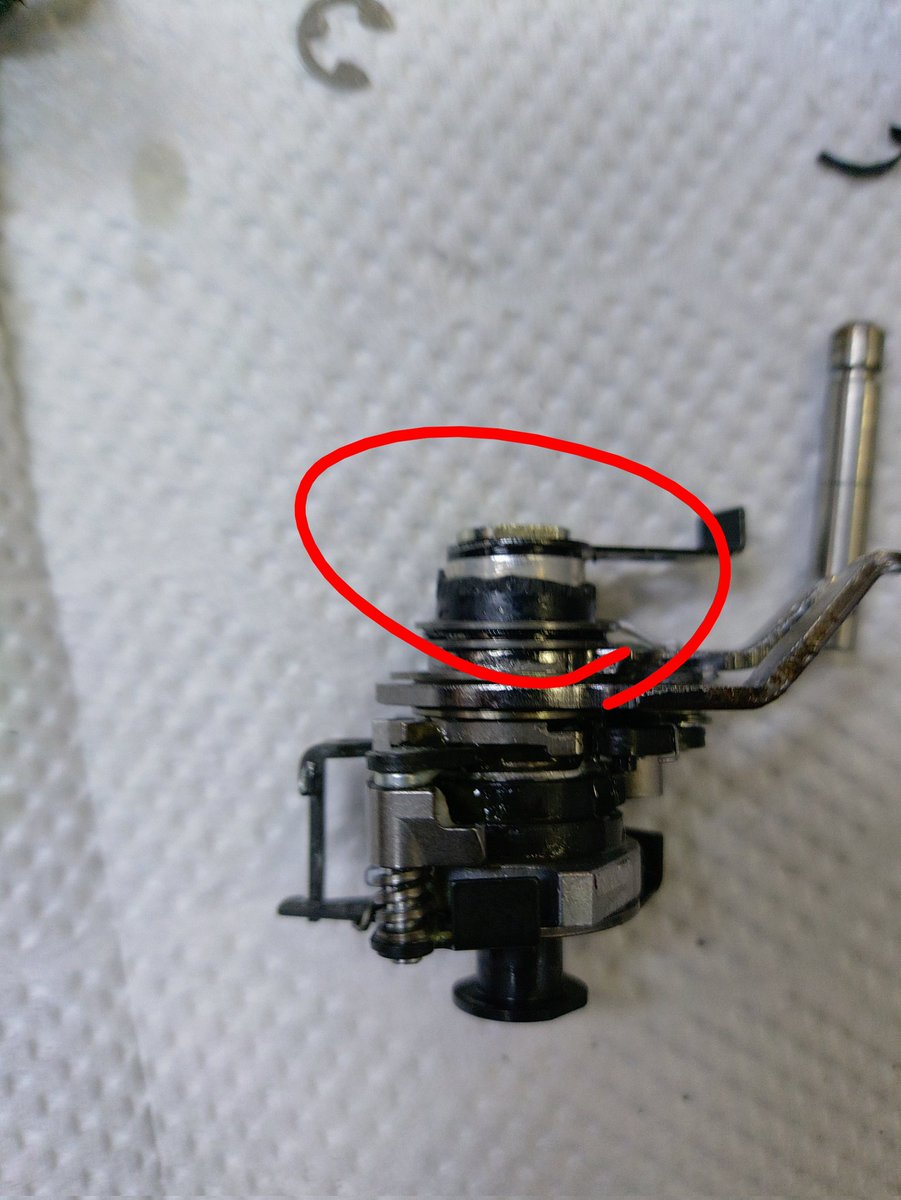 本当に部品があって良かった！
こんな壊れ方もあるんだな〜、
変速ユニット内の樹脂パーツが何かの原因で破損、
外的要因か何らかのケミカルが悪さしたか、はたまた劣化か？何にしてもあまり見ない壊れ方、、