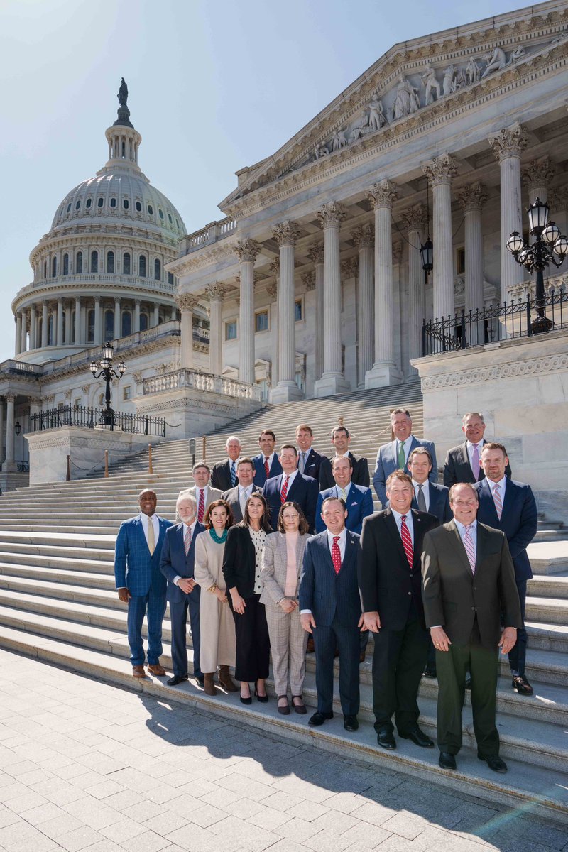 SenatorTimScott's tweet photo. I enjoyed the opportunity to speak with members of the South Carolina Bankers Association on the steps of our nation’s Capitol. Thanks to leadership like theirs, the Palmetto State continues to be a place where companies can confidently grow and thrive! https://t.co/eTOp2PFoxI