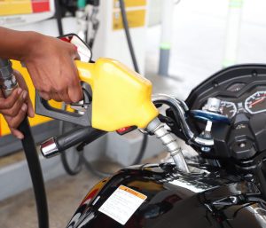 CanalAntigua's tweet photo. ⛽⚖️ La DIACO presentó denuncias penales ante el MP por posibles casos de especulación en la venta de combustibles. Tras verificaciones del Plan Centinela, se detectaron irregularidades y alzas injustificadas en precios, con 17 denuncias iniciales y otras 25 derivadas de un informe técnico del Ministerio de Energía y Minas contra estaciones de servicio.

#DIACO #Combustibles #PlanCentinela #MP #Guatemala