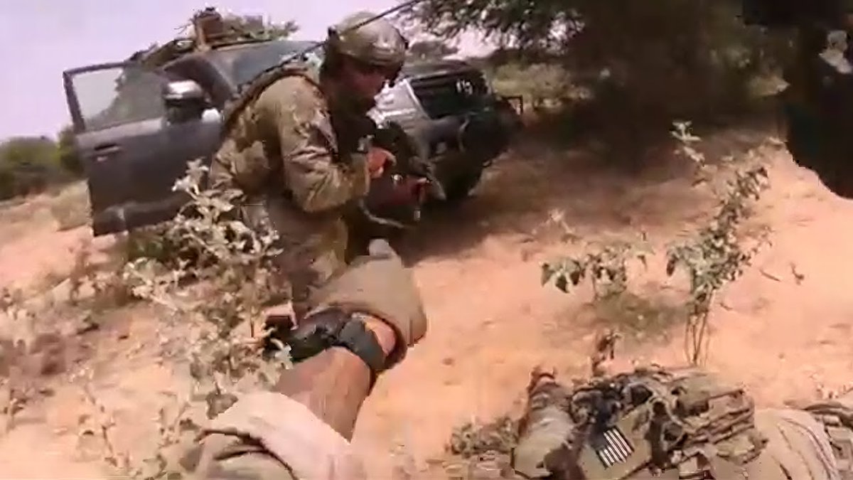 CerfiaFR's tweet photo. 🇫🇷🇺🇸 FLASH | Le militaire français Arnaud Frion, TUÉ en Irak dans une attaque de drone, avait participé en 2017 au SAUVETAGE et à l’évacuation de forces spéciales américaines prises dans l’embuscade meurtrière de Tongo Tongo (Niger), qui avait fait 4 morts et 2 blessés côté américain.