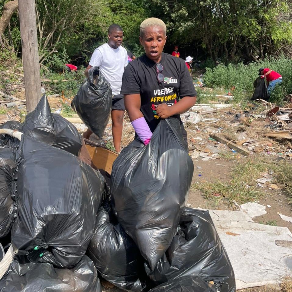 EFFEASTERNCAPE_'s tweet photo. ♦️In Pictures♦️
Fighters of the EFF East London Subregion, led by Chairperson @tsepomohapi36 conducted an #AndriesTataneCleanupCampaign in Quigney, wars 47.
Clean and safe environments are directly linked to the dignity of our people!
#EFFAtWork https://t.co/f9k2crpvAT