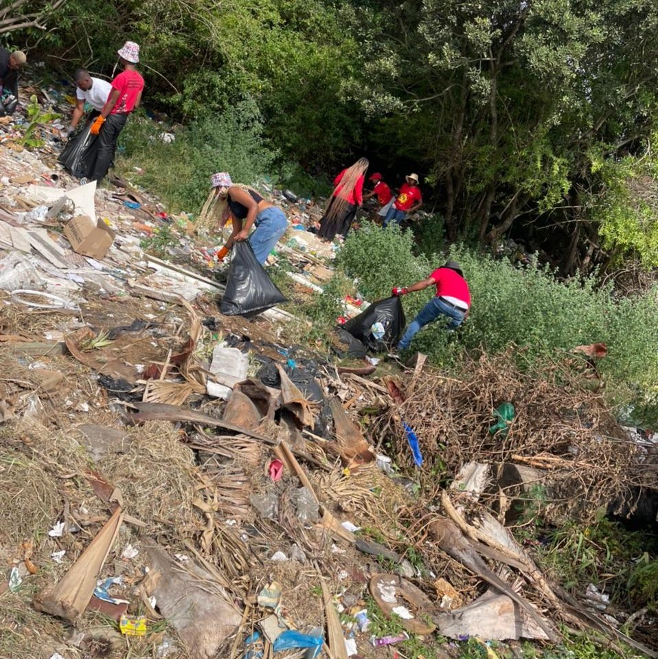 EFFEASTERNCAPE_'s tweet photo. ♦️In Pictures♦️
Fighters of the EFF East London Subregion, led by Chairperson @tsepomohapi36 conducted an #AndriesTataneCleanupCampaign in Quigney, wars 47.
Clean and safe environments are directly linked to the dignity of our people!
#EFFAtWork https://t.co/f9k2crpvAT