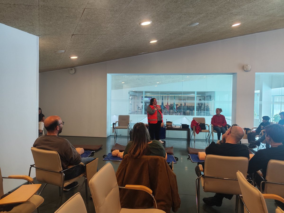 JuntaEx112's tweet photo. 🚨 Hoy hemos abierto nuestras puertas para que conozcas de cerca cómo trabajamos en el #112Extremadura, hemos realizado taller de primeros auxilios con @CruzRojaEX y exposición de medios con el Puesto de Mando Avanzado @JuntaEx112

✅ Una jornada para descubrir la #coordinación y a las #personas que están detrás de cada llamada de #emergencia.

🙏 ¡Gracias a todos los que habéis venido a visitarnos! 👩‍🚒👮‍♂️🚑

#PuertasAbiertas112 #Emergencias