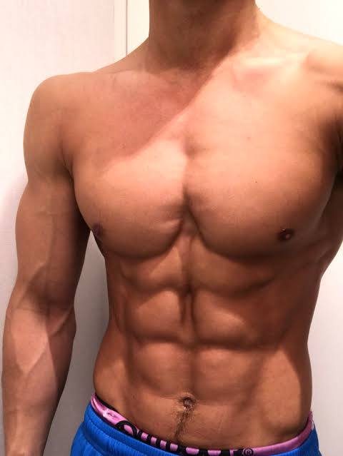 otokonoromankun's tweet photo. 腹筋の「シックスパックがはっきり見えるかどうか」は体脂肪率が9割方決める。

腹直筋自体は誰でも元々割れている（6つに分かれている）ものなので、上に乗っている皮下脂肪の厚さが薄くなればなるほど表面に浮き出てくるだけ。筋トレで腹筋をどれだけ大きくしても、脂肪が厚ければ隠れてしまう。 https://t.co/fdBufegJxH