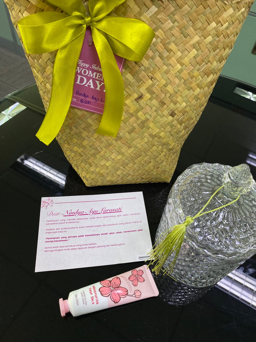 Lrst_NA's tweet photo. Recap minggu kemarin💪🏻
ngantor sehari di kensington tower, welcoming dinner with petinggi regional Asia Pacific, Jum’atnya dapet hampers IWD🫶🏻
💗 Bridgestone! https://t.co/OAjTQsegEv