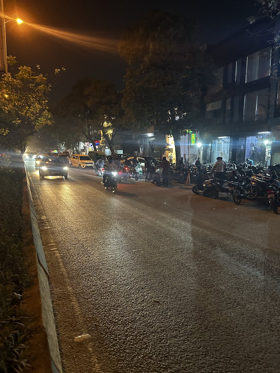 SachinDutt's tweet photo. @MCD_Delhi @gupta_rekha @DelhiTrafficPol Bhisham Pittman road opposite to Defence Colony only 30 percent road is operational due to encroachment and parking by @Swiggy @letsblinkit @ZeptoNow. Vehicles coming on wrong side common. Is anyone even trying to fix it. @ndtv @IndiaToday https://t.co/4x3unvvqXT