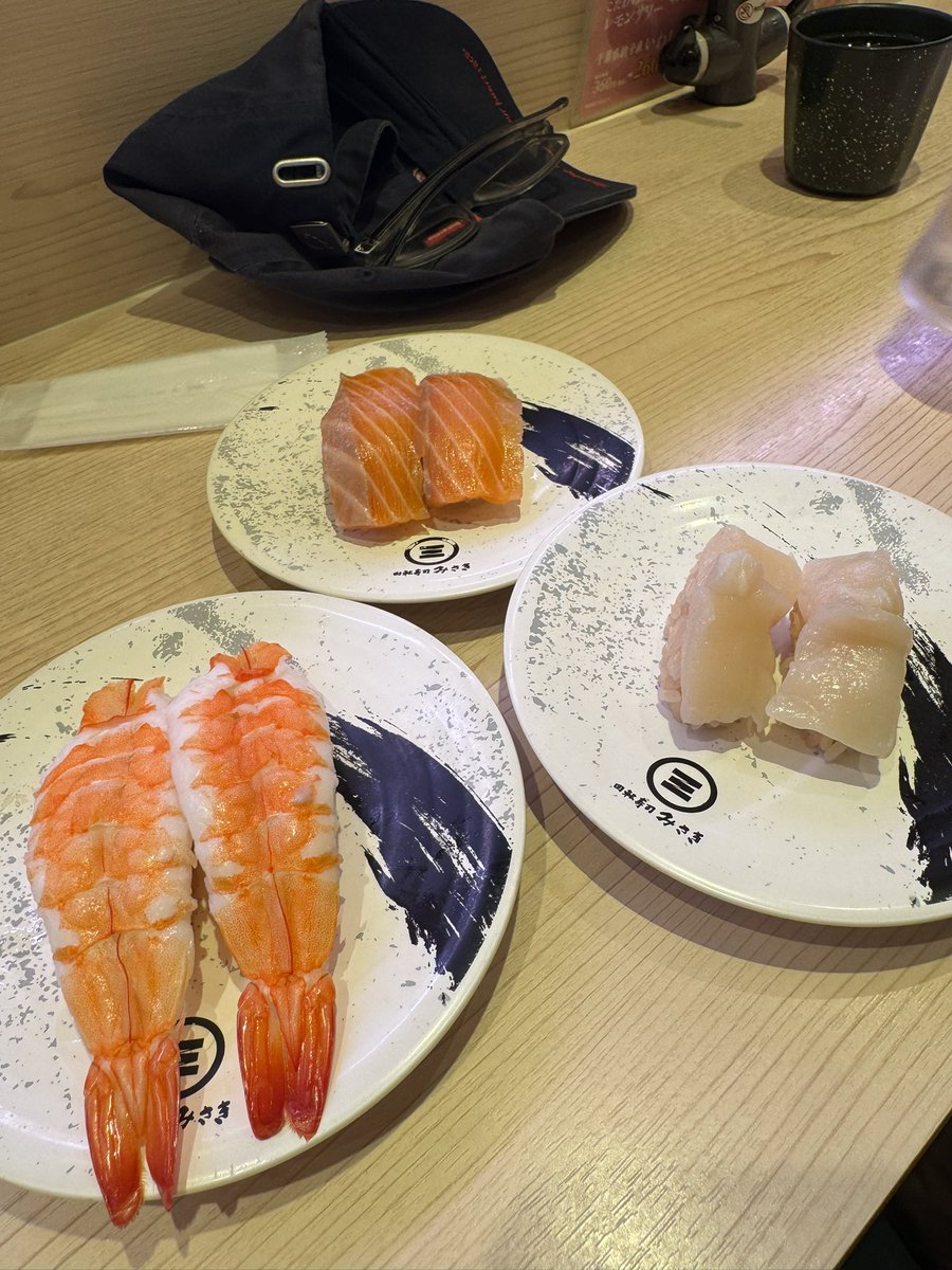 Kakemama1's tweet photo. こんばんは⭐️
今日はシドニーから1ヶ月のバケーションで来た友人と回転寿司へ😆
月末のF1を見に来たそう👀

彼はホタテ、エビ、サーモンしか食べない。話題は #シドニーマラソン
人気のようで、ツアーはとても高い❣️
帰りに #Cloudmonster3 に足入れ
何色買おうかな？Rogerも良いし悩むぅ😕 https://t.co/2MbqD3mhgk