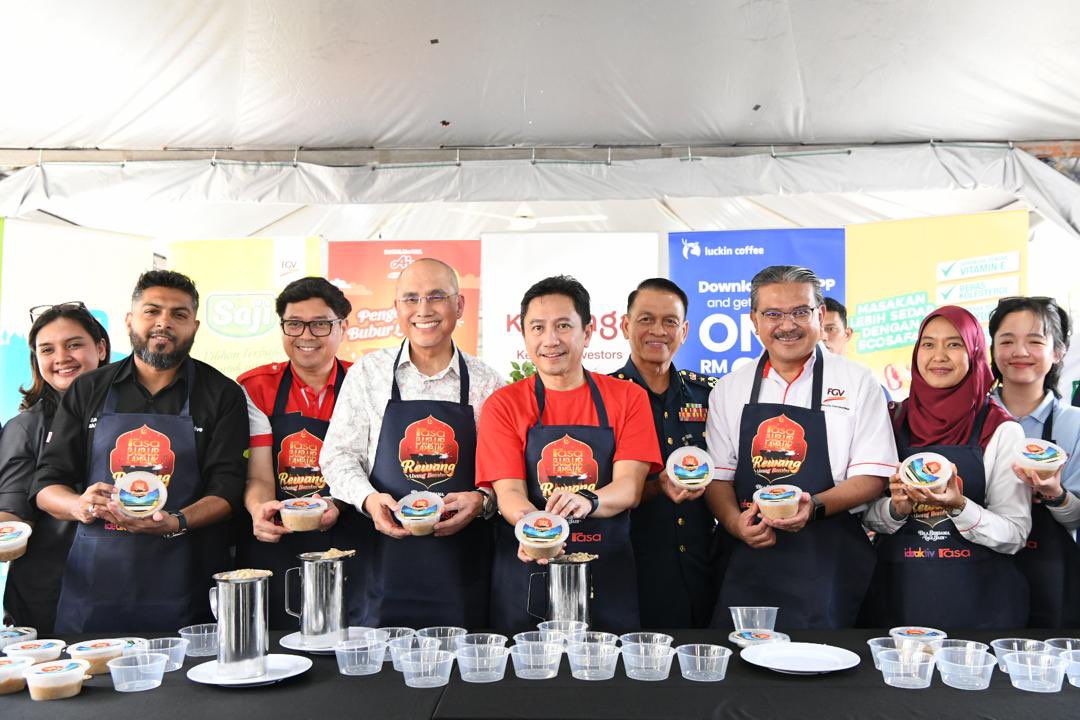 MohdShukriYajid's tweet photo. Glad to join @MSUcollege Shah Alam for the "RASA Bubur Lambuk Rewang", with 85 students &amp; staff #MSUrians who prepared and distributed 16,000 Bubur Lambuk meals. Thanks for the joint collaboration @rasamyofficial @DBKL2u @JBPM_official @MSUmalaysia #IhyaRamadan #RamadanShare https://t.co/AbuygipmaP