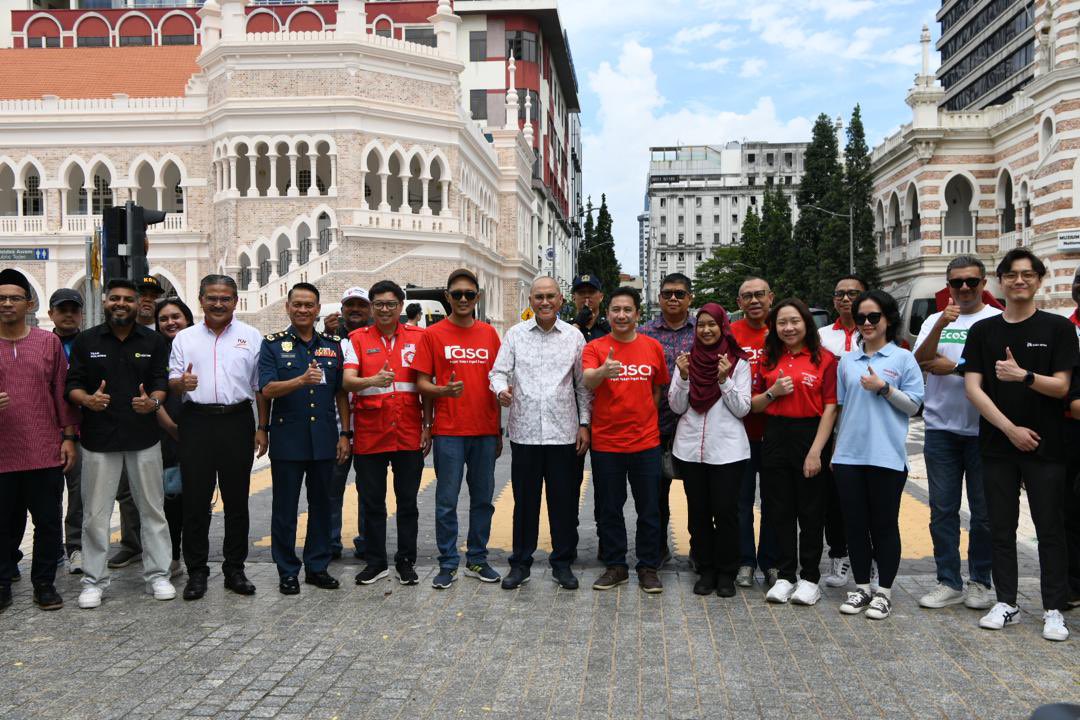 MohdShukriYajid's tweet photo. Glad to join @MSUcollege Shah Alam for the "RASA Bubur Lambuk Rewang", with 85 students &amp; staff #MSUrians who prepared and distributed 16,000 Bubur Lambuk meals. Thanks for the joint collaboration @rasamyofficial @DBKL2u @JBPM_official @MSUmalaysia #IhyaRamadan #RamadanShare https://t.co/AbuygipmaP