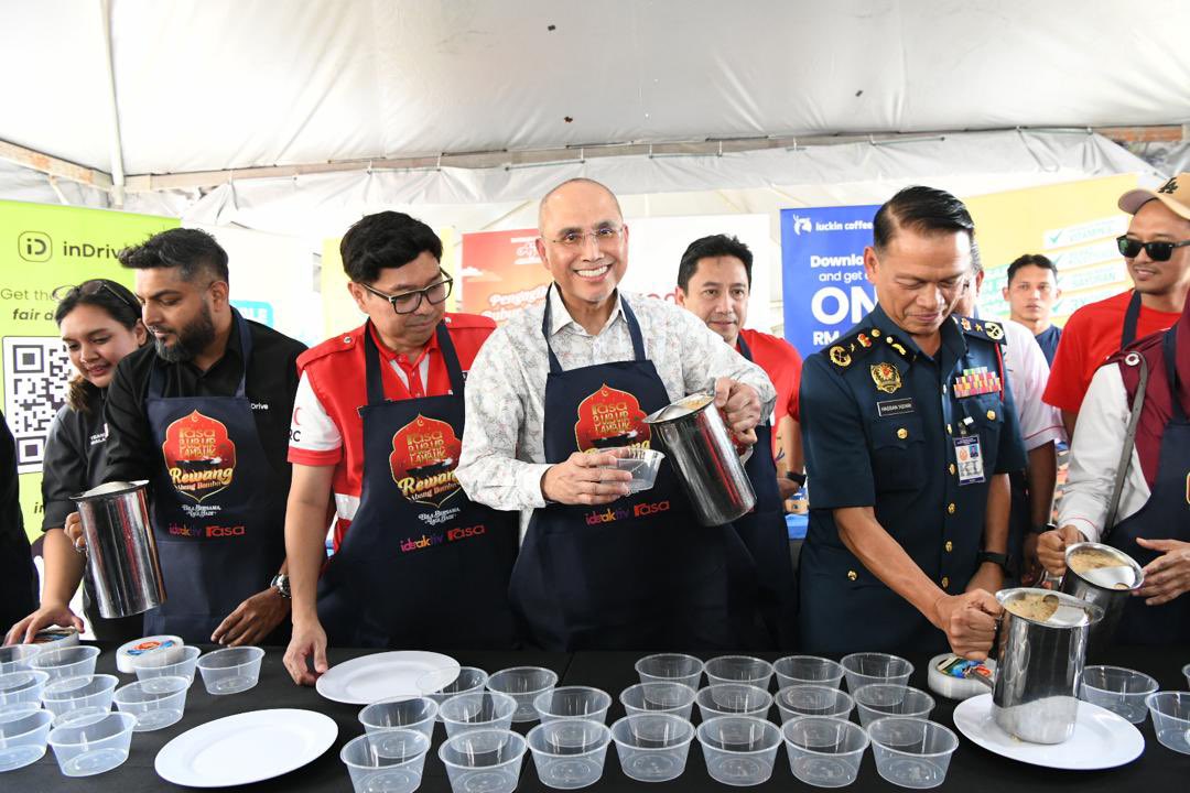 MohdShukriYajid's tweet photo. Glad to join @MSUcollege Shah Alam for the "RASA Bubur Lambuk Rewang", with 85 students &amp; staff #MSUrians who prepared and distributed 16,000 Bubur Lambuk meals. Thanks for the joint collaboration @rasamyofficial @DBKL2u @JBPM_official @MSUmalaysia #IhyaRamadan #RamadanShare https://t.co/AbuygipmaP