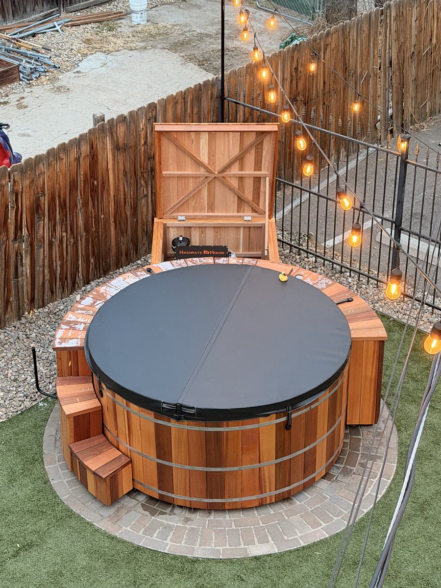 SnorkelHotTubs's tweet photo. Orange pill your normie friends in a bitcoin heated hot tub 🔥⚡️🔥https://t.co/rT7pNyUmsz @HashrateHouse https://t.co/1gIjdG3No6