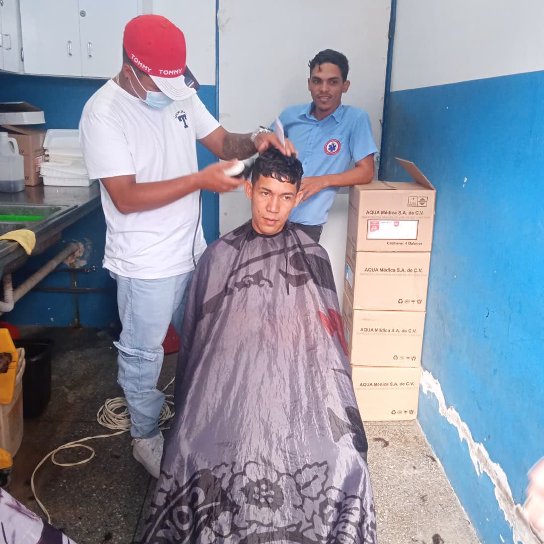 En conmemoración del Día Mundial del Riñón y bajo instrucciones del Alcalde Alexander Mireles, la dirección de Desarrollo Social junto la coordinación de Nutrición llevó a cabo Jornada de Peluquería y Barbería a pacientes del área de Nefrología del Hospital Egor Nucete.
