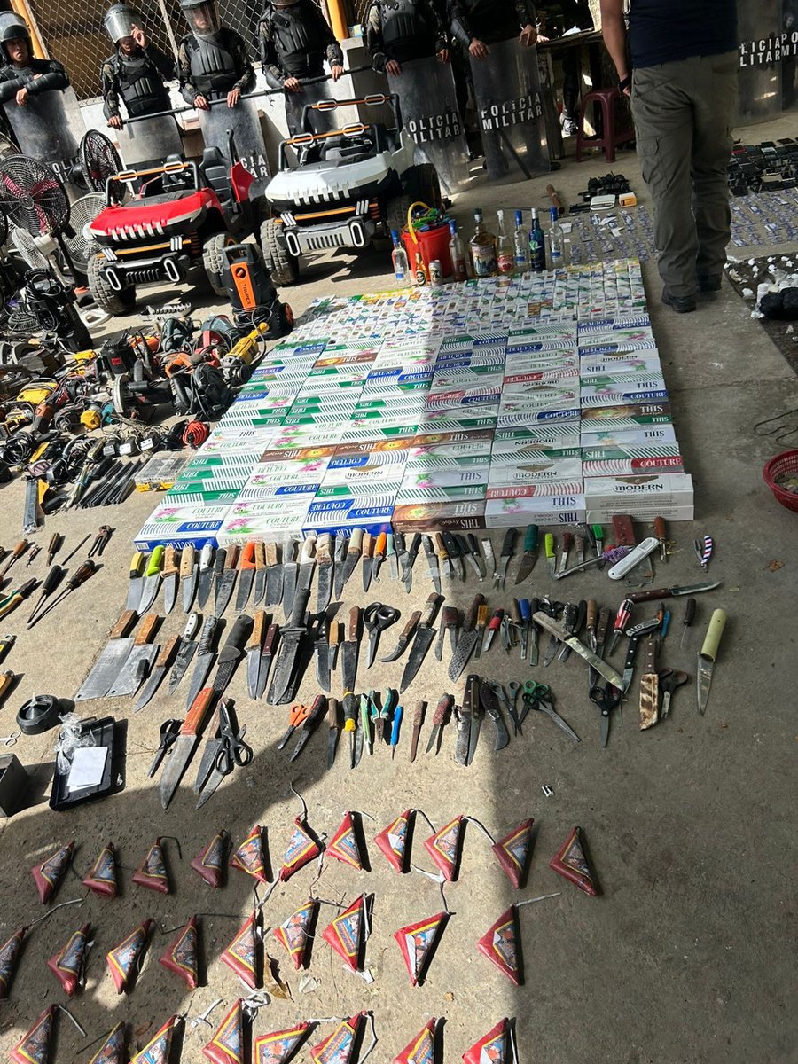 CanalAntigua's tweet image. 🚔📦 Tras una requisa en el Centro de Rehabilitación Penal de Puerto Barrios, Izabal, fuerzas de seguridad decomisaron artículos prohibidos como dispositivos de comunicación, electrodomésticos no autorizados y licor artesanal.

#Requisa #Izabal #SistemaPenitenciario