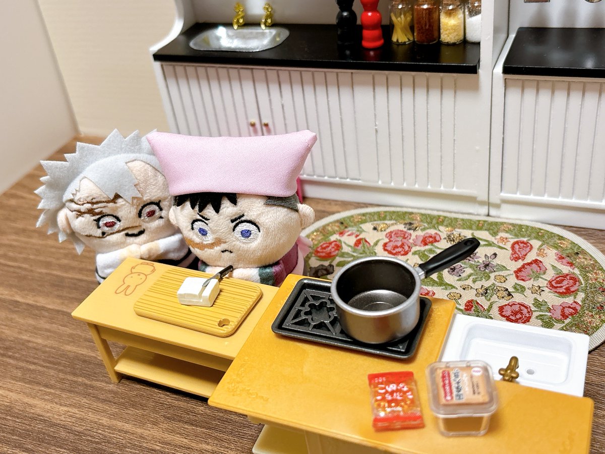 ｹﾞｬﾁｬもようやく🔪を使えることになりました！🥹✨

🍃「ｹﾞｬはこの🔪（ペティナイフ）を使いなァ」
🍉「…ちっちゃいね？」
🍃「ｹﾞｬのちいせェにおててにピッタリだ」
🍉「ﾆｨﾁｬ、お豆腐切ってみてもいい？」
🍃「おっと、🔪を使う時は🐱さんのおててだァ」