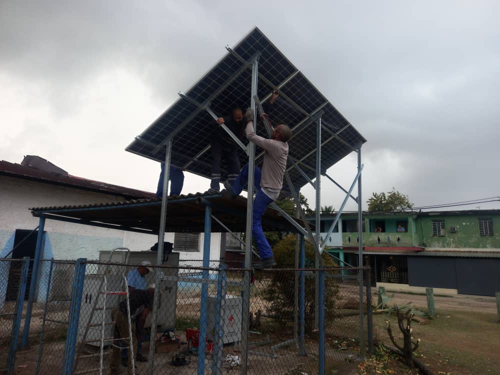 En medio de la contingencia por el bloqueo Energetico a Cuba: Nuestros colaboradores imponen el esfuerzo y se instalan Sistemas Fotovoltaicos de Energia, lo que  impacta positivamente,en los servicios de Telefonia Fija y Nauta Hogar en el territorio Oeste!
#EtecsaConCuba