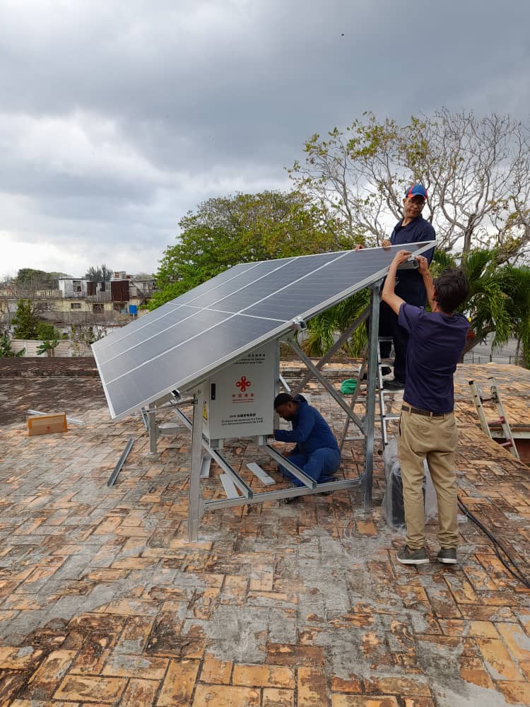 YaimaAlmag59170's tweet image. #Etecsa DT Oeste  trabaja en la instalacion de sistemas fotovoltaicos para asegurar la energía de los gabinetes de #TelefoníaFija y el servicio #NautaHogar,  según prioridades y las condiciones lo permitan para evitar interrupciones en los servicios. #EtecsaConCuba