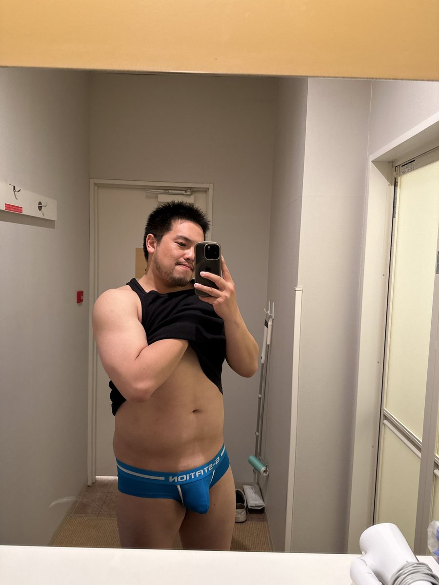 今日もジムに行ってきました！
今日は胸と肩💪
昨日の脚トレで、太ももとふくらはぎに筋肉痛が来てて、階段の上り下りがしんどかった（笑）