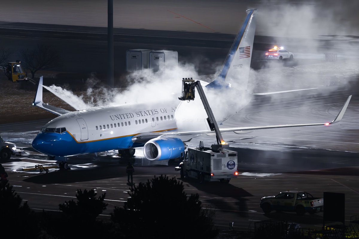 Terminal__3's tweet photo. The 932nd Airlift Wing of the U.S. Air Force_05-0932,is doing de - icing work at Beijing Capital Int'l Airport before departure.
United States - Air Force
932nd Airlift Wing
05-0932
Boeing C-40 Clipper
SPAR18 ADW-ANC-OKO-PEK-ANC-ADW
2026.3.5
#usaf #usa #military #boeing #clipper https://t.co/CZix3iF3rk