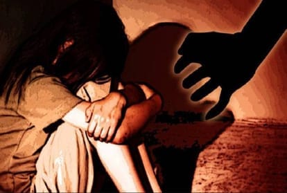 जोधपुर: 15 साल की लड़की 7 दिनों से गायब, FIR कॉपी नहीं मिली 
जोधपुर ग्रामीण क्षेत्र के कापड़ा थाने में 15 वर्षीय नाबालिग 7 दिन से लापता 
 परिवार सदमे में, आरोपी युवक पर शक 
 उसके पिता राकेश की धमकी: "मेरा बेटा ले गया, जो करना है कर लो।" पुलिस जांच में सुस्ती, सरकार के निर्देशों
