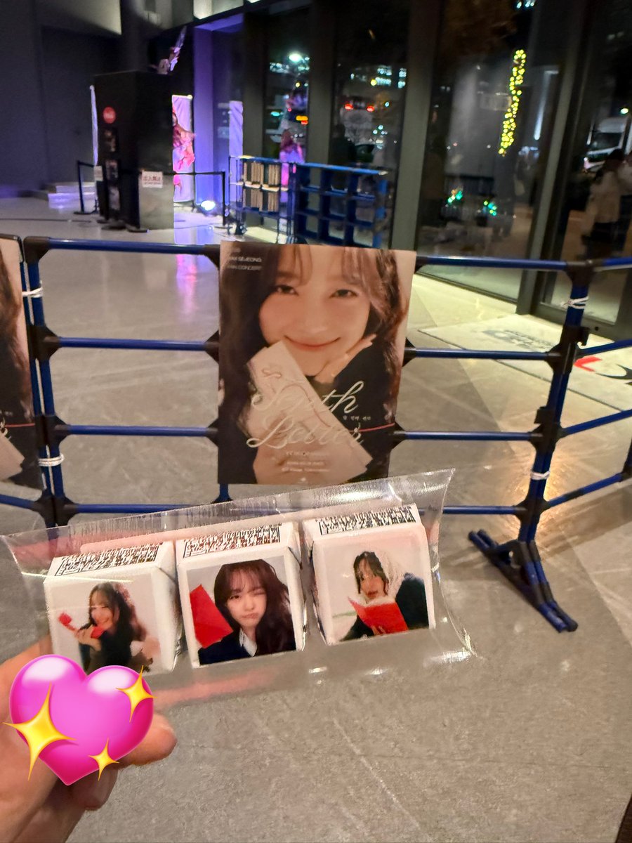 moon10_g9's tweet photo. 10年間の活動の中でioiもgugudanもソロ歌手も俳優もミュージカルも全部大切なんだなって伝わってきたし、一生歌と演技やるっていつも言ってくれるのが嬉しい

あとさすがにシンプルに顔可愛すぎたし手渡しチョコなんか食べれない https://t.co/F8KhEt2uJi