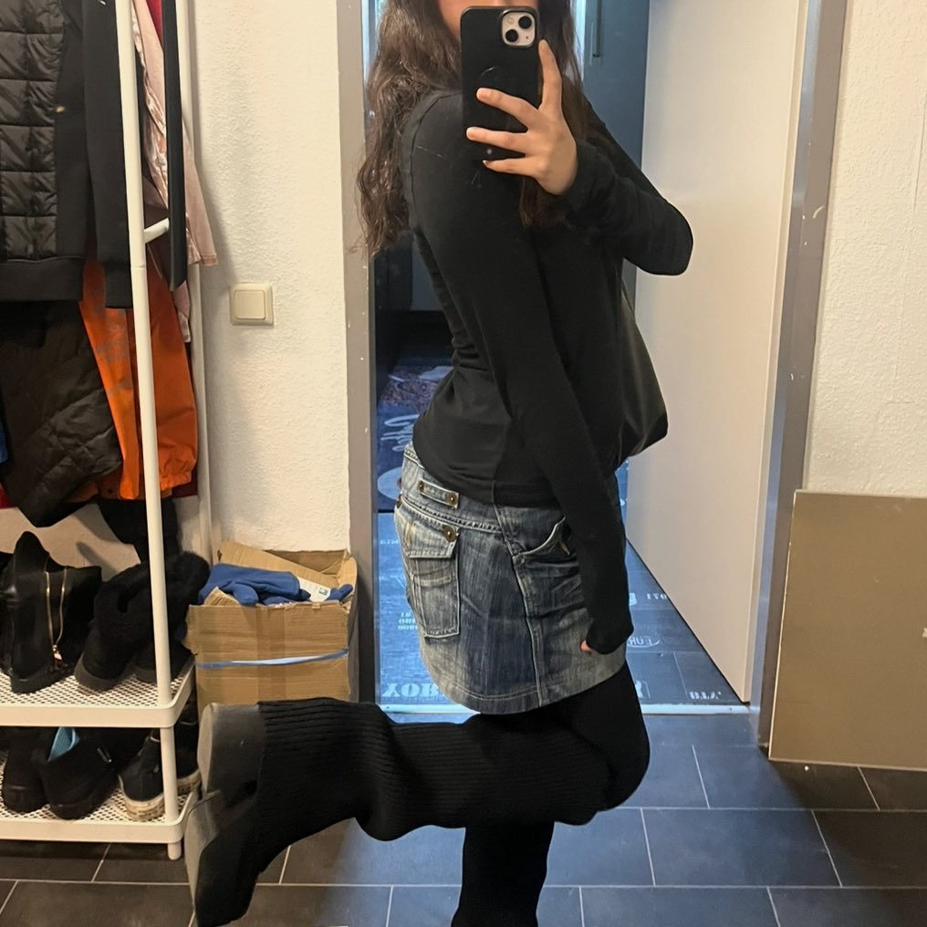 RxpedByReality's tweet image. skirt fits well on the hips but too loose on my stomach #struggle