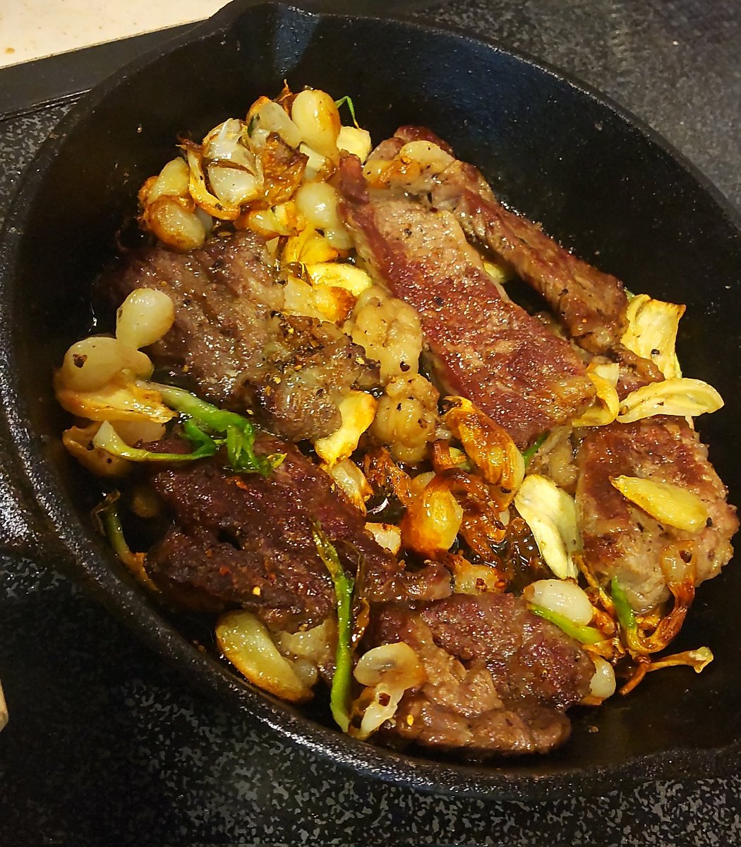 鉄スキレットの、真の力が目覚める...( ˇωˇ )
#低温熟成300円ステーキ 