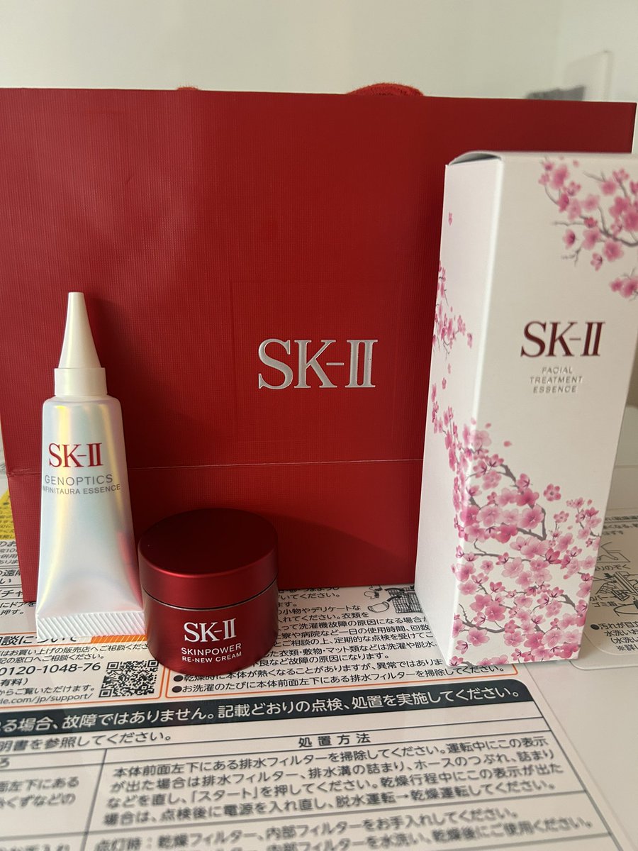 pr64romi's tweet photo. SK-Ⅱがあまりにバズっててまんまと化粧水＋美容液＋クリームのセット買っちゃった‼️
使い切るまでに肌がどれくらい変わるか毎日レビューします。（肌汚いからツリーにぶら下げる）
ちなみにイオンで買うと25%オフでお得だった🫶🏻頼むよピテラ‼️‼️ https://t.co/gaU4sC1W5n