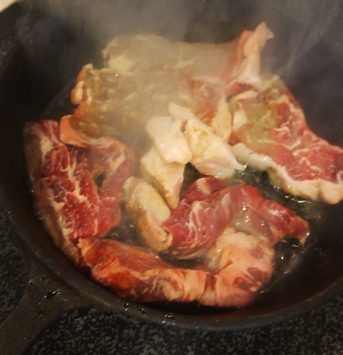 鉄スキレットの、真の力が目覚める...( ˇωˇ )
#低温熟成300円ステーキ 