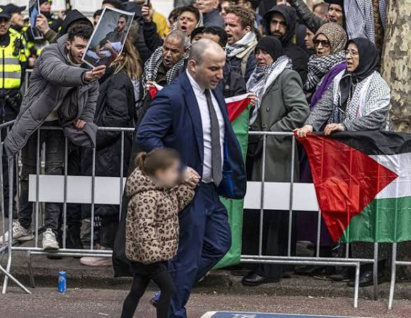 EelcoHoecke's tweet photo. "Halsema geshockt over aanslag op Joodse school"... Dit was voor mij een veel grotere shock destijds.... https://t.co/eDDdWwDj12
