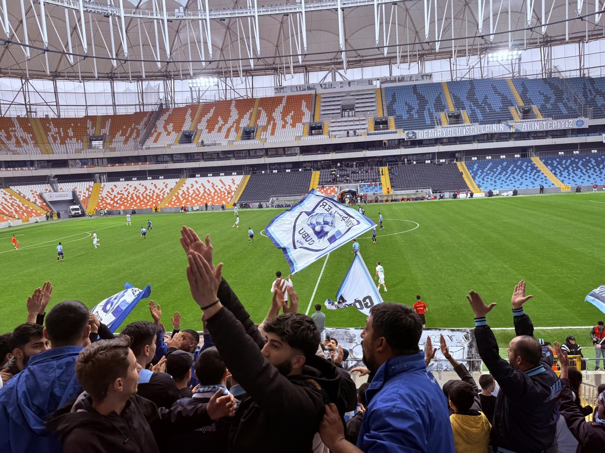 Sevdamızı bestelere bölmüşüz
Bölmüşüz de acılara gülmüşüz!

#ŞimşeklerGrubu | #YasasinDemirspor