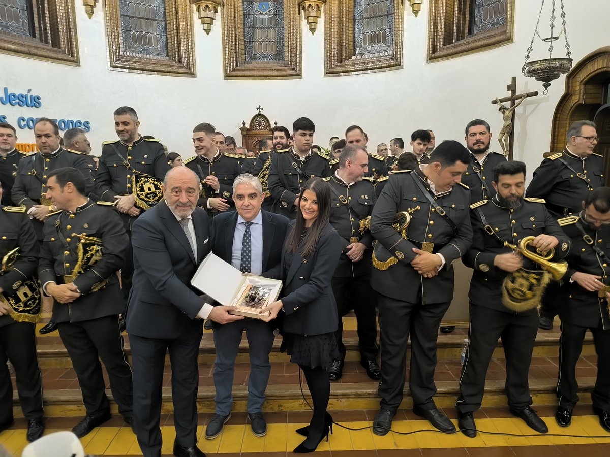 CofradeCostero's tweet photo. Gran noche vivida ayer.
Enormemente agradecidos a nuestro Pregonero D. Jose Luis Reina que nos llevó de la mano por nuestra semana mayor. Igualmente agradecidos a los saeteros, a nuestro joven pianista, y a @CCyTTEsencia
Desearos una Semana Santa plena.
#cuaresma 
#SemanaSanta https://t.co/fnFSMpBMf1