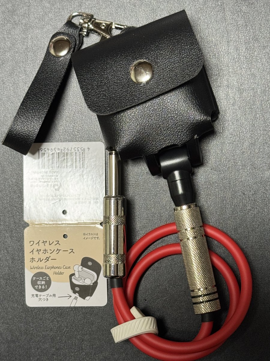 omited's tweet photo. ネットで超かっこいい革製のワイヤレストランスミッターケースが話題になっていた。残念なことにBOSS製のものしか対応が無い様子。んじゃ、XVive用に自作しようと何軒か百円ショップを回ってみたら、めっちゃちょうど良いものを見つけ、早速試してみたらなかなかの出来だったのでご紹介
#xvive
#ケース https://t.co/cxz3Y58u1M