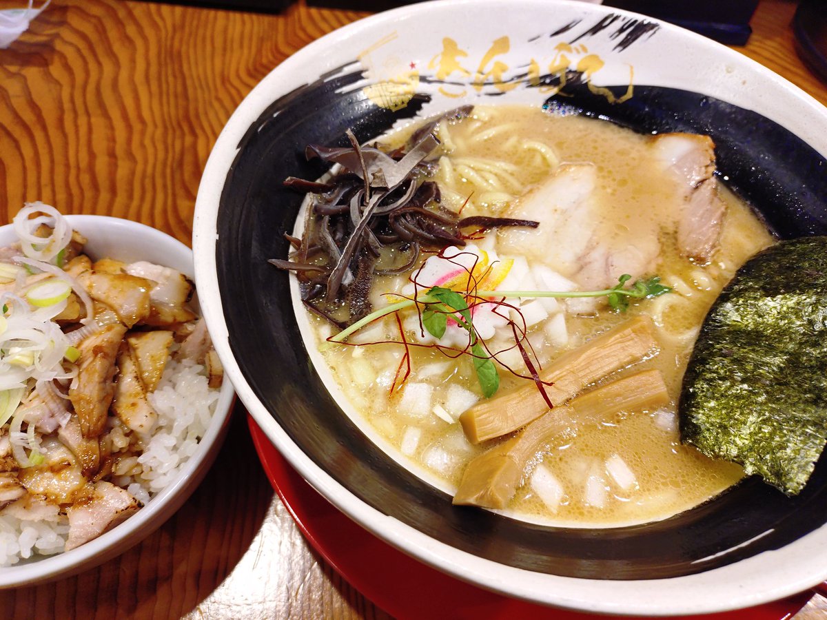 mitoyutoma's tweet photo. 見附市 きんぼし
鶏煮干しそば と チャーシュー丼
見附ではあまり無いラーメンだ https://t.co/8h2ApUgv90