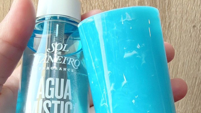 Momihael1100's tweet photo. SOL DE JANEIRO ÁGUA MÍSTICA PERFUME MIST (LIMITED EDITION)
💙 มิสที่ฉีดผมและผิวได้แล้วกลิ่นติดทนเกินราคา
💙กลิ่นสะอาดสดชื่นมากก ตัวนี้ควรตำเชื่อโม
💙 คะแนนฟาดไป 4.3/5 โหดๆ เป็นลิมิเต็ดด้วยค่ะ

💙 5ml 140
💙 10ml 250

DESCRIPTION : มากับโทนซิตรัส ฟรุ้ตตี้ เฟรล ซอลตี้ ฟลอรัล ทร้อปปิคอลตามลำดับ แรงบันดาลใจจากน้ำทะเลใสและหาดทรายสีทองของหาด Prainha กลิ่นหอมสดชื่นมีชีวิตชีวาจากน้ำดอกเนโรลีและส้มแมนดารินสัปปะรด ตามด้วยกลิ่นดอกพีโอนีน่ารักๆเคลือบผิว ปิดท้ายด้วยเกลือทะเลสะอาดๆ โน้ต Skin และมักส์ขาวจากไม้ซีดาร์ หอมละมุนนวลๆ ชอบความใส่โน้ต Skin มาด้วย สายน้ำหอมกลิ่นผิวสะอาดๆห้ามพลาดดดด

แจ้งmlด้วยน้า
(รับ90ml) ไม่มีกล่อง