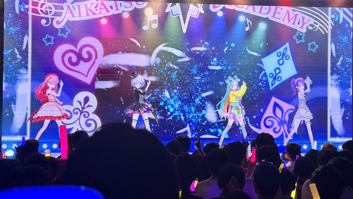 配信部ライブ、想像以上に楽しかった。スクリーンライブにはやや懐疑的な気持ちがあったけど、実際に体験するとちゃんとアイドルの頑張りや熱量がリアルに感じられて、これはもうまごうことなきアイカツのライブ！次も絶対現地行きたい！ #デミカツライブ