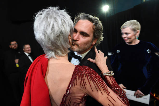 A_drummingsong's tweet image. Momenti dolcissimi nel backstage degli oscar del 2020. 
Jane Fonda come una madre con un commosso Joaquin Phoenix e Olivia Colman che gli ha consegnato l’oscar. 🥹♥️ #oscars #oscars2020