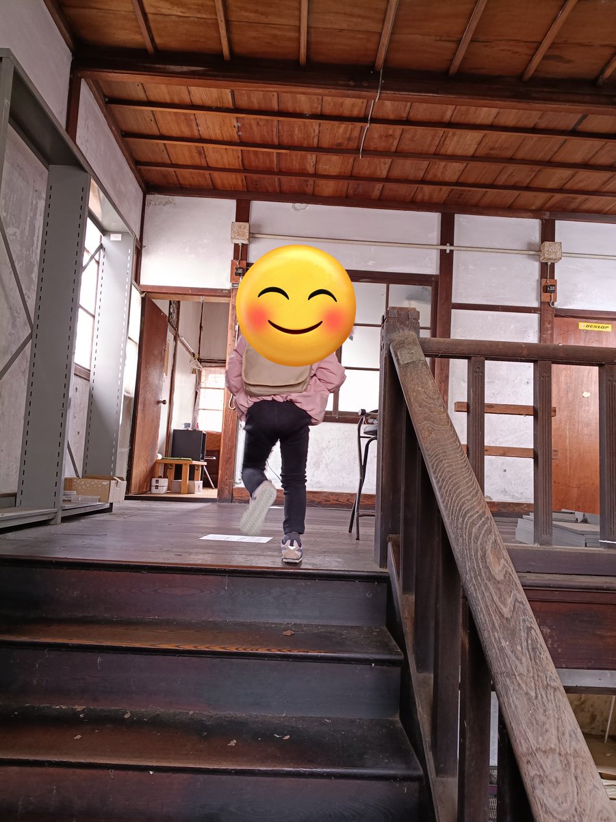 445_a33's tweet photo. ちょうど先日吉田寮を訪れたところだったからタイムリー！1、2枚目が自分で撮った写真で3枚目が3Dのスクショ。遜色ないな。
ビビリの長女はお化け屋敷みたいで怖がるかと思いきや「よしだりょー、たのしい！」とエンジョイしてくれた。手すりの意匠や木目など相変わらず美しい。永遠に残ってくれ https://t.co/lNhaNJmubv